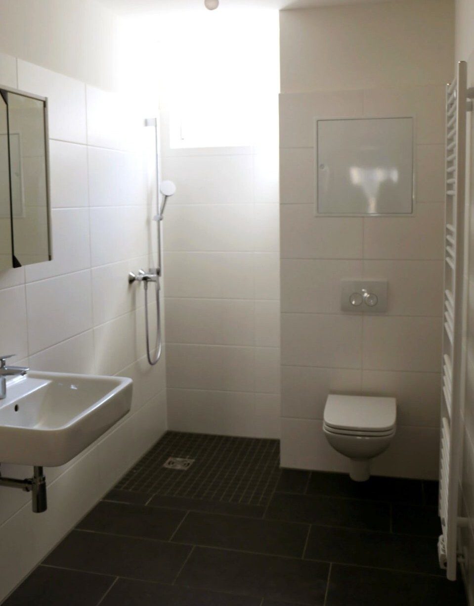 Bad mit bodenebener Dusche, Waschtisch und WC: Graz Hauptbahnhof · Vermietete 2-Zimmer-Wohnung · bis 2030 vermietet · provisionsfrei