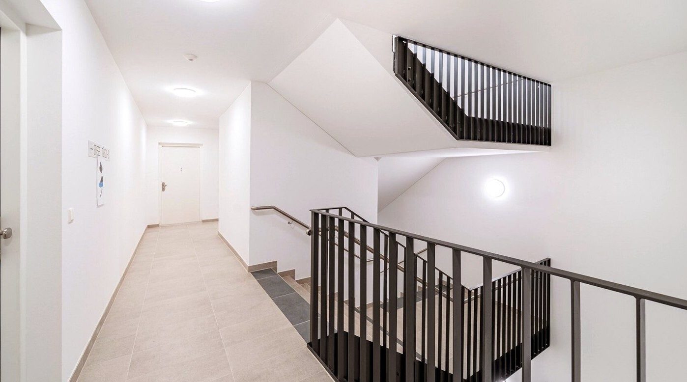 Stiegenhaus und Gang: Wien-Floridsdorf · Vermietete Gartenwohnung · Neubau 2023 · TG · provisionsfrei