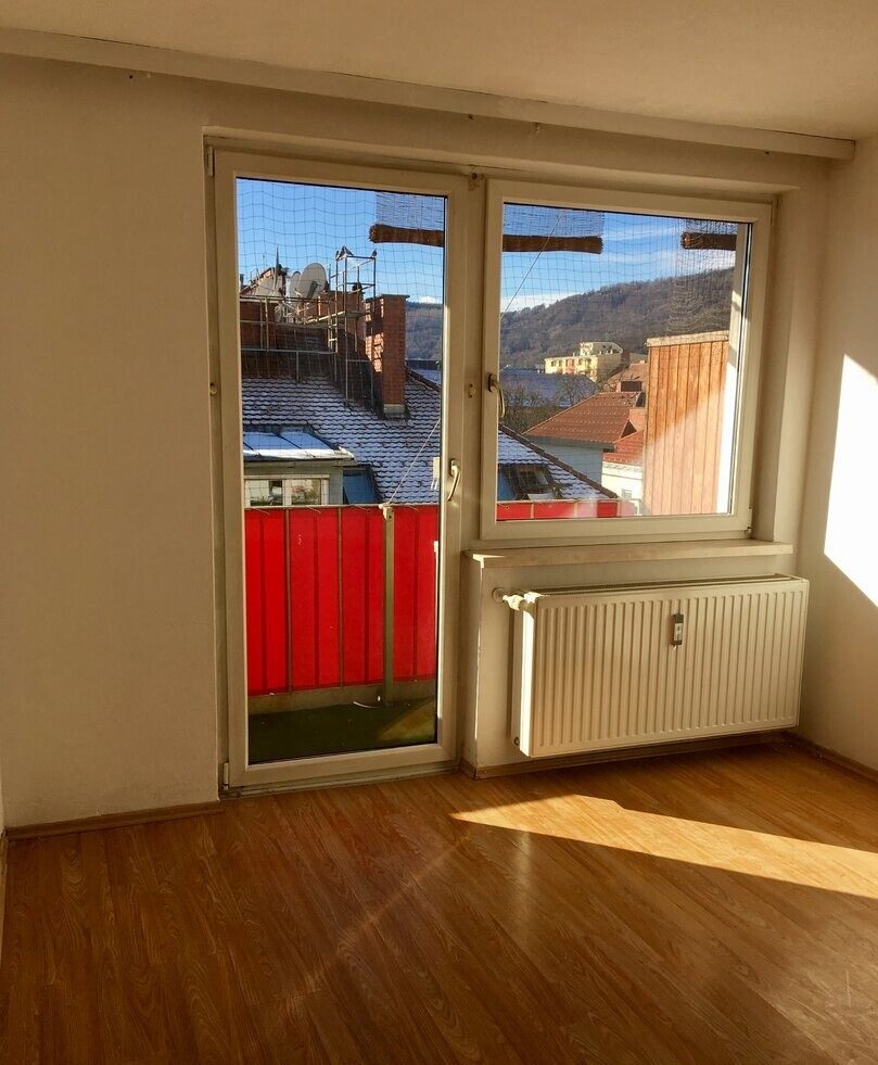 Wohnzimmer mit Balkontür: Graz-Lend nahe Fröbelpark · 2 Zimmer 46 m² + Balkon, Lift · provisionsfrei · 109.000 €