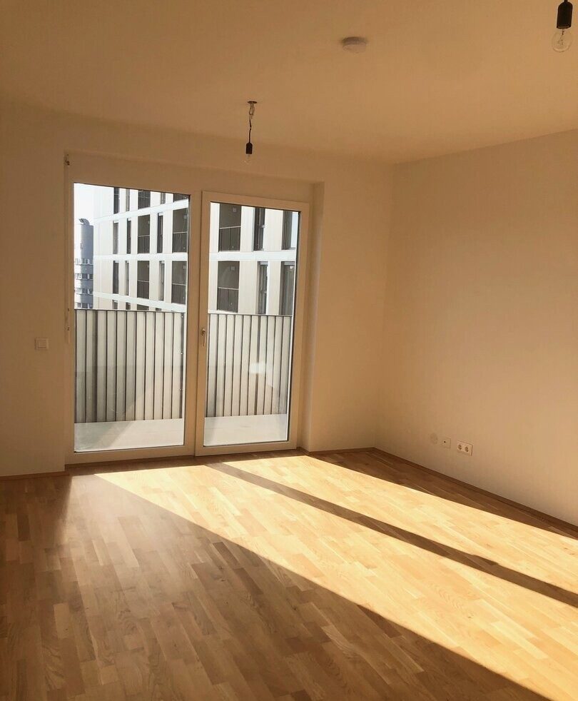 Wohnzimmer mit Balkonzugang: Graz-Jakomini · Neubau 2 Zi. 44 m² + 19 m² Balkon · vermietet · 195.000 € netto