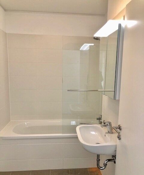 Bad mit Wanne: Graz-Jakomini · Neubau 2 Zi. 44 m² + 19 m² Balkon · vermietet · 195.000 € netto