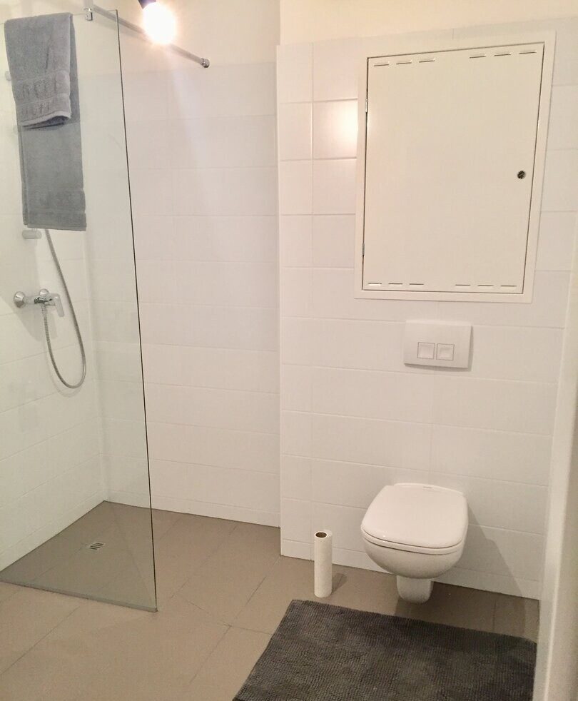 Bad mit WC: Graz-Waltendorf nahe TU · 3 Zimmer auf 45 m² + Balkon · vermietet · 185.000 € netto