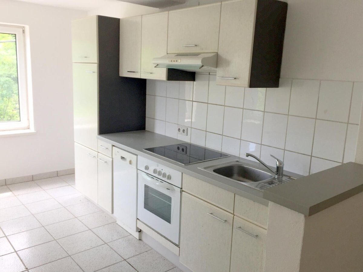 Einbauküche: Graz-West mit Stadtblick · 3 Zimmer 83 m² + 23 m² Terrasse + Parkplatz · vermietet · 6 % Rendite · 96.000 €