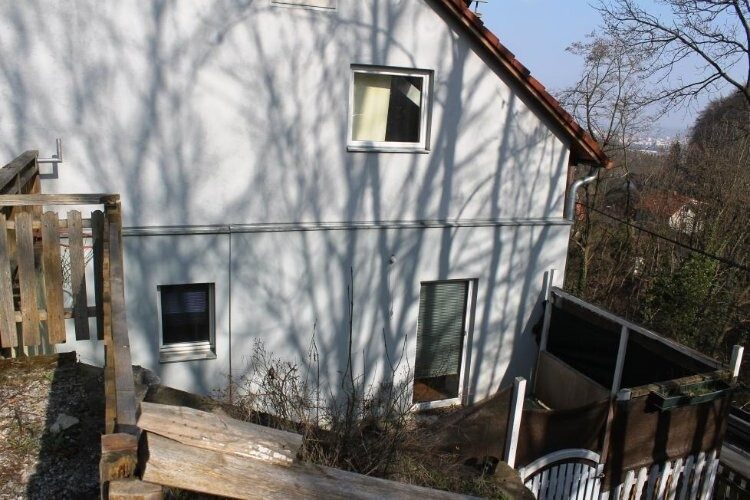 Hausansicht Terrassenseite: Graz-West mit Stadtblick · 3 Zimmer 83 m² + 23 m² Terrasse + Parkplatz · vermietet · 6 % Rendite · 96.000 €
