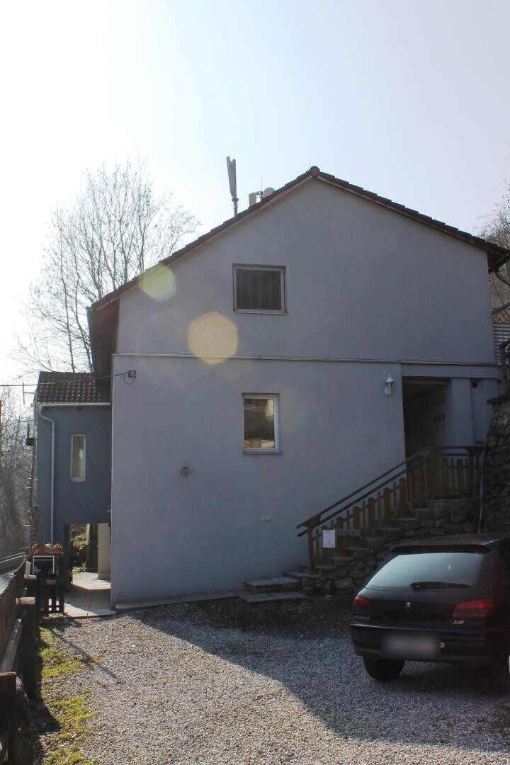 Hausansicht mit Parkplatz: Graz-West mit Stadtblick · 3 Zimmer 83 m² + 23 m² Terrasse + Parkplatz · vermietet · 6 % Rendite · 96.000 €