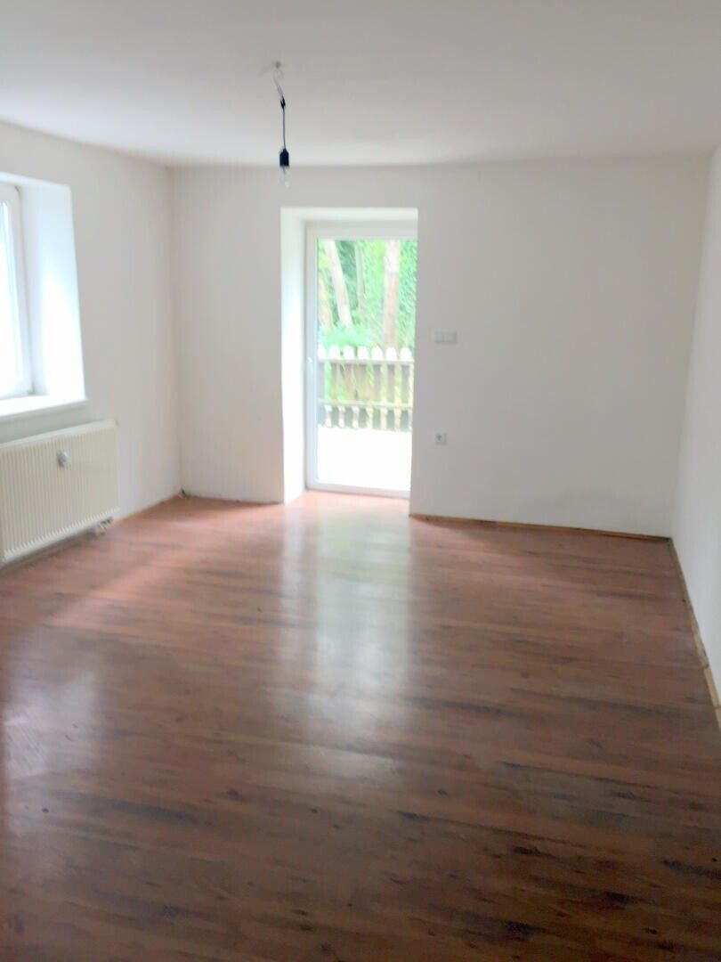 Wohnzimmer mit Terrassenausgang: Graz-West mit Stadtblick · 3 Zimmer 83 m² + 23 m² Terrasse + Parkplatz · vermietet · 6 % Rendite · 96.000 €