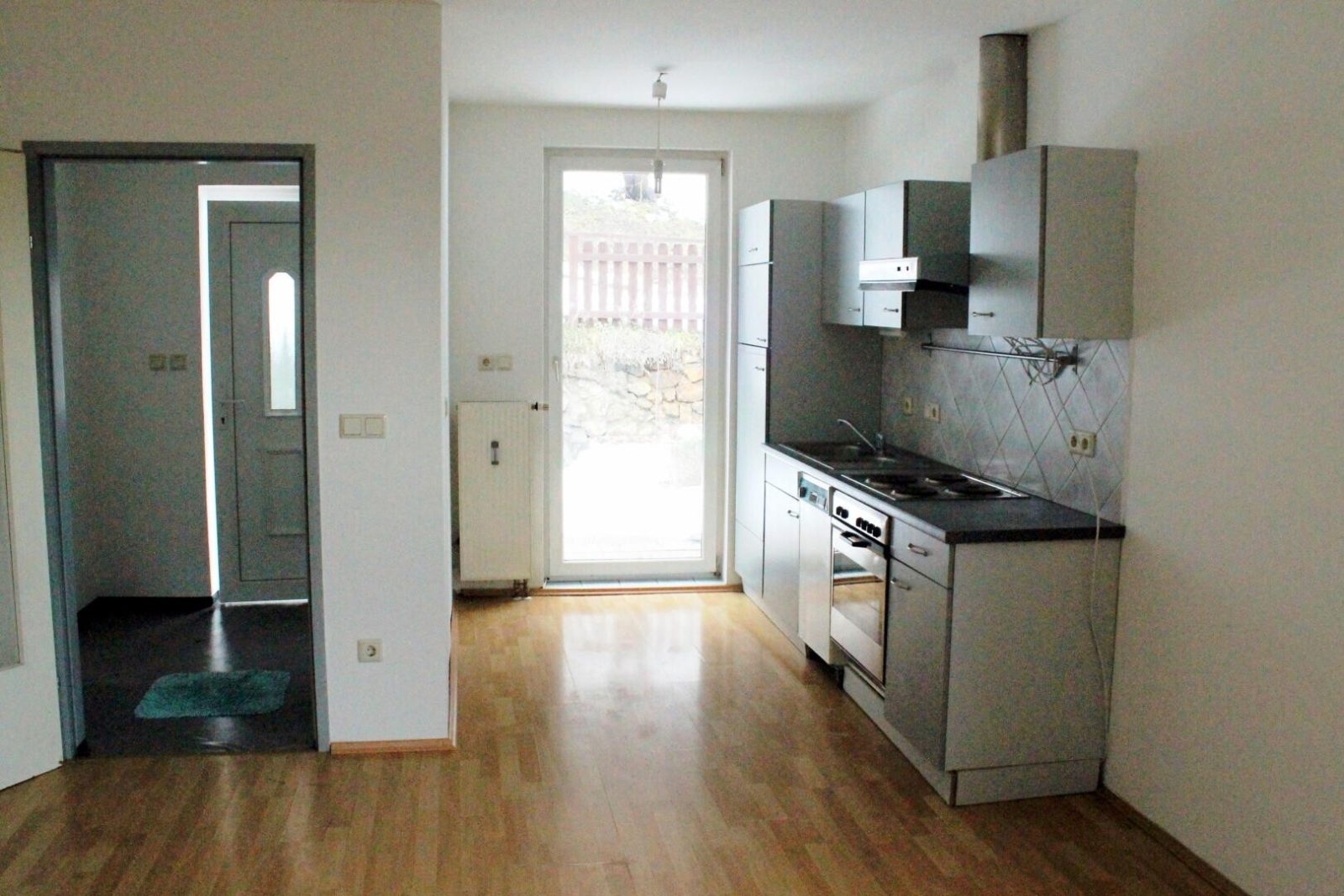 Küche und Vorraum: Graz-West mit Stadtblick · 2 Zimmer 54 m² + 25 m² Terrasse + Garten · vermietet · 6 % Rendite · 118.000 €