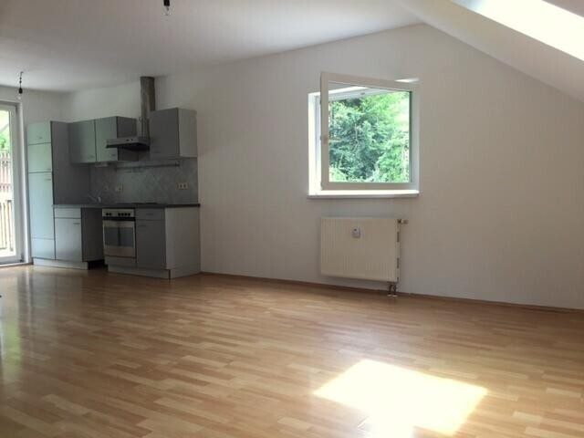 Wohn-Essbereich mit Küche: Graz-West mit Stadtblick · 2 Zimmer 54 m² + 25 m² Terrasse + Garten · vermietet · 6 % Rendite · 118.000 €