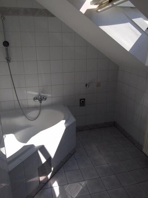 Bad mit Eckbadewanne: Graz-West mit Stadtblick · 2 Zimmer 55 m² + 46 m² Terrasse + Garten · 6 % Rendite · 125.000 €